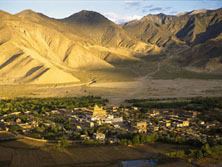 Zentralasien: Tibet - Eine Siedlung im Hochland